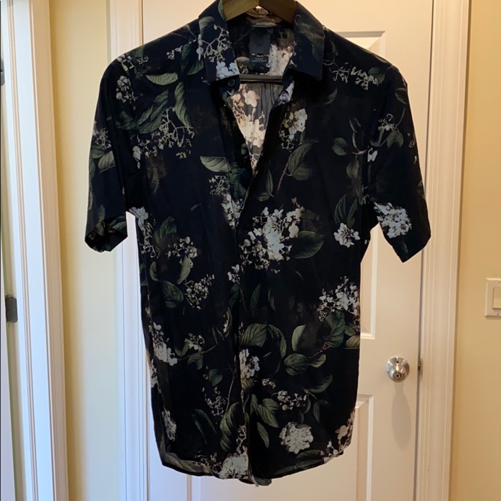 A short sleeved floral button down 🌸